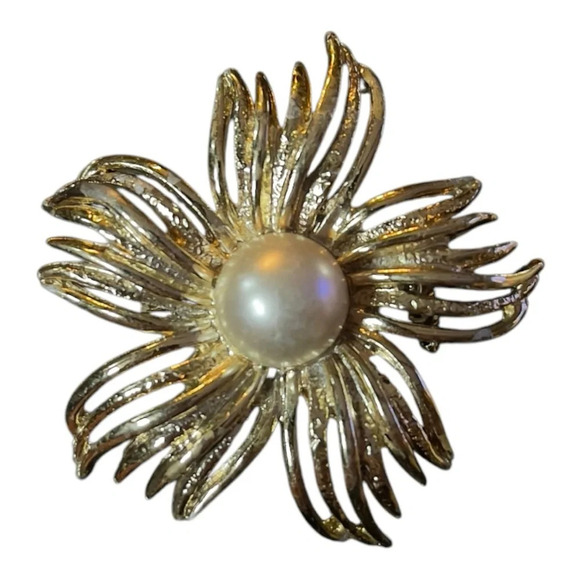 1960s Flower Pinwheel Brooch with Gold Toned Metal and Faux Pearl - Picture 2 of 5